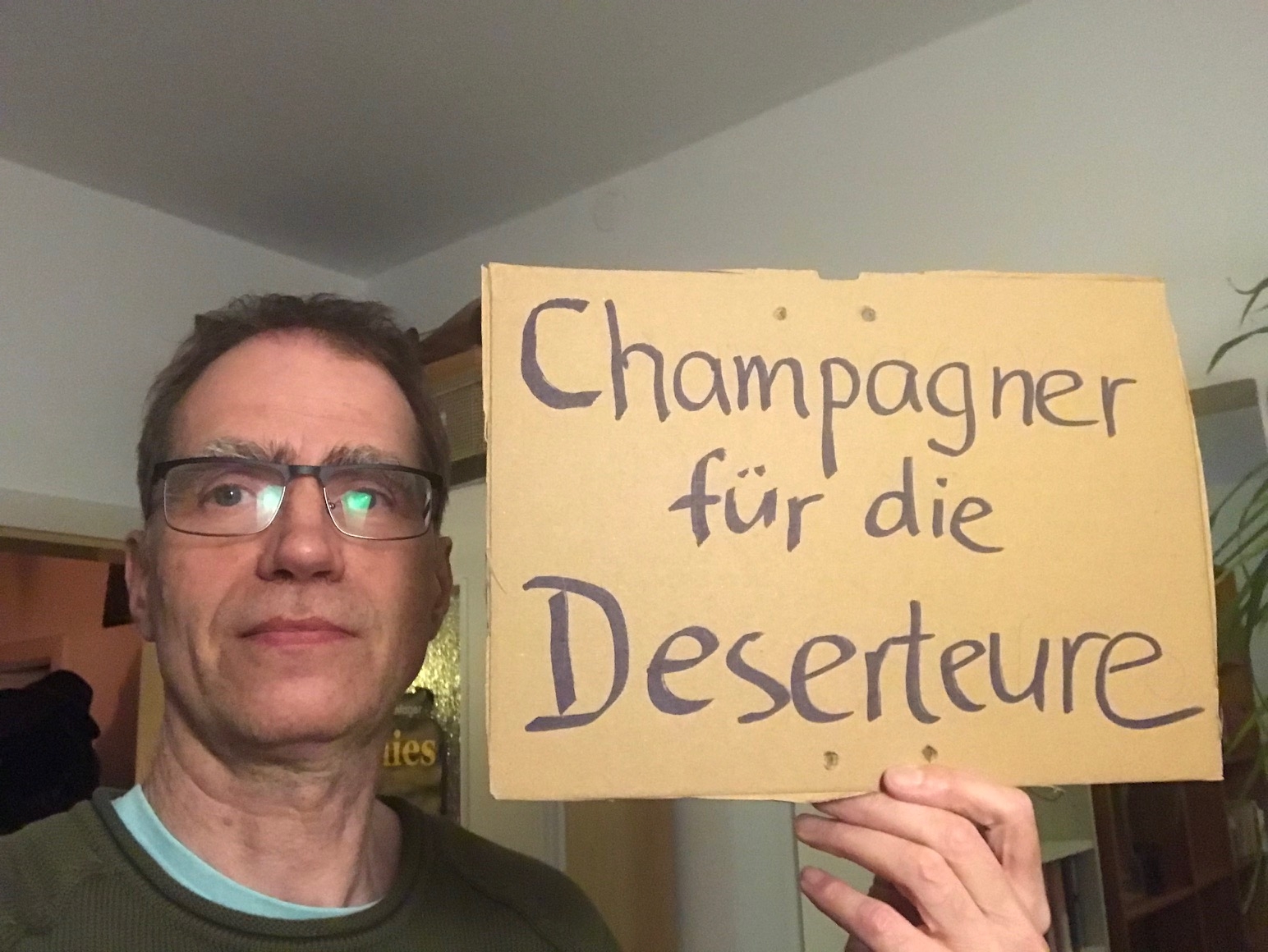 Jens Jürgen Korff mit Schild "Champagner für die Deserteure!"