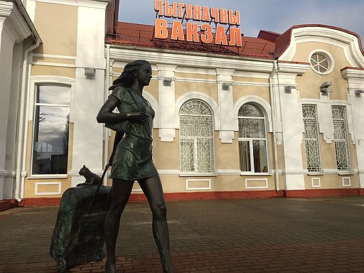 Statue einer Reisenden vor dem Bahnhof Maladzechna in Belorus